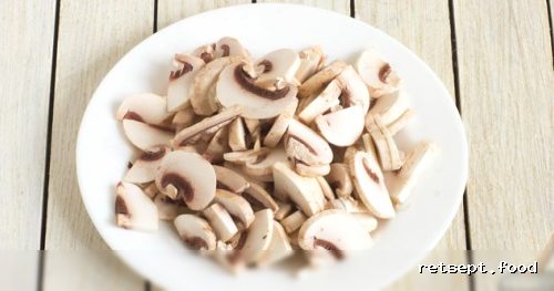 Фото приготовления рецепта: Суп с фунчозой, грибами, овощами и соевым соусом - шаг №3