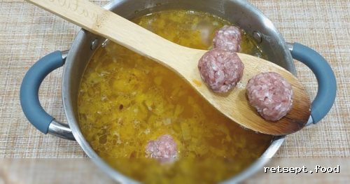 Фото приготовления рецепта: Суп с мясными фрикадельками и сливками - шаг №11
