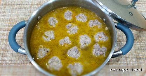 Фото приготовления рецепта: Суп с мясными фрикадельками и сливками - шаг №12