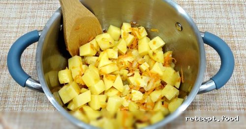 Фото приготовления рецепта: Суп с мясными фрикадельками и сливками - шаг №5