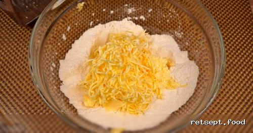 Фото приготовления рецепта: Сырные палочки с кунжутом - шаг №4