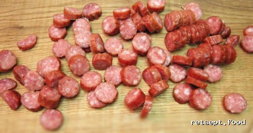 Фото приготовления рецепта: Сырный суп с копчёными колбасками, картофелем и рисом - шаг №4