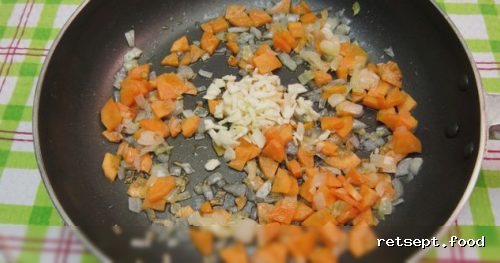 Фото приготовления рецепта: Сырный суп с копчёными колбасками, картофелем и рисом - шаг №3