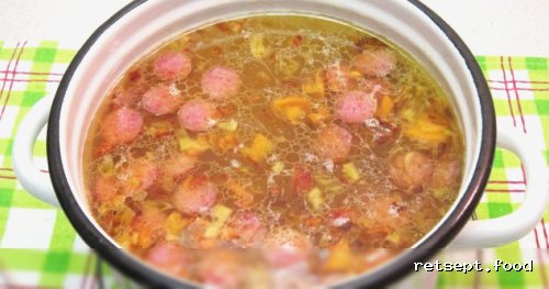 Фото приготовления рецепта: Сырный суп с копчёными колбасками, картофелем и рисом - шаг №10