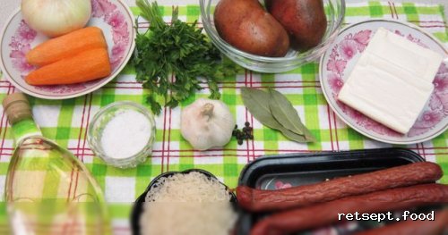 Фото приготовления рецепта: Сырный суп с копчёными колбасками, картофелем и рисом - шаг №1