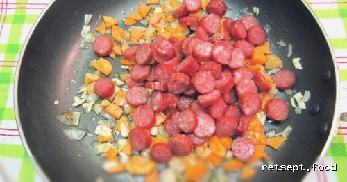 Фото приготовления рецепта: Сырный суп с копчёными колбасками, картофелем и рисом - шаг №6