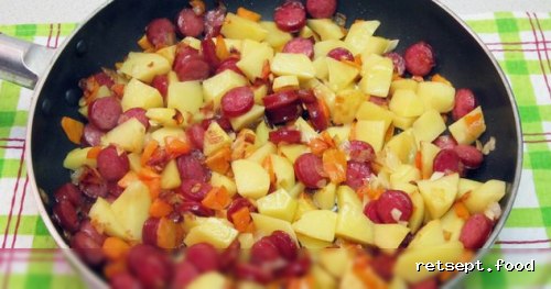Фото приготовления рецепта: Сырный суп с копчёными колбасками, картофелем и рисом - шаг №9