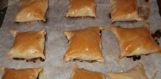 Фото приготовления рецепта: Тандыр самса (слоеные пирожки с мясом по-узбекски) - шаг №19