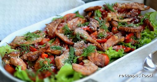 Фото приготовления рецепта: Тёплый салат с курицей, сладким перцем и помидорами - шаг №14