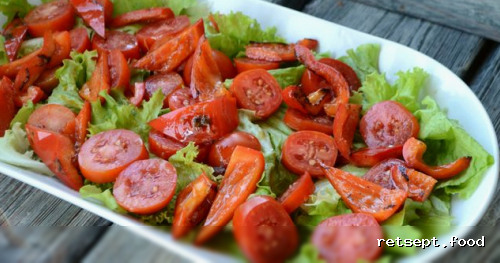 Фото приготовления рецепта: Тёплый салат с курицей, сладким перцем и помидорами - шаг №10