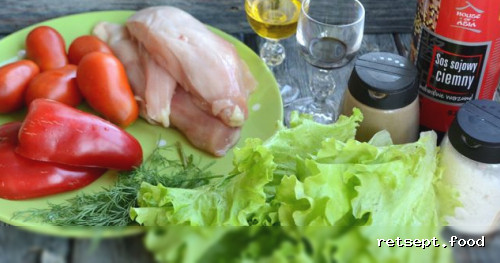 Фото приготовления рецепта: Тёплый салат с курицей, сладким перцем и помидорами - шаг №1