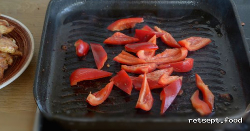 Фото приготовления рецепта: Тёплый салат с курицей, сладким перцем и помидорами - шаг №7
