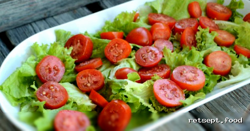 Фото приготовления рецепта: Тёплый салат с курицей, сладким перцем и помидорами - шаг №9