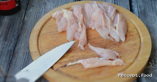 Фото приготовления рецепта: Тёплый салат с курицей, сладким перцем и помидорами - шаг №2