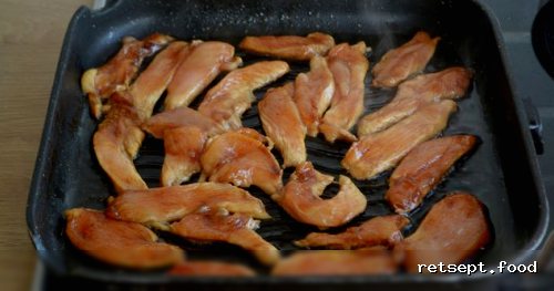Фото приготовления рецепта: Тёплый салат с курицей, сладким перцем и помидорами - шаг №4