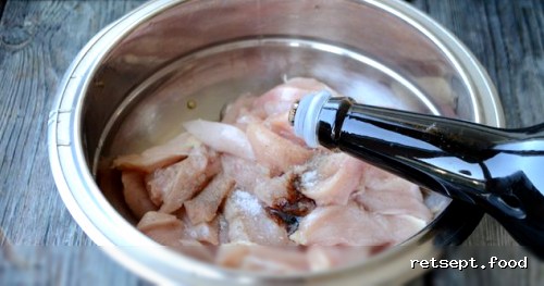 Фото приготовления рецепта: Тёплый салат с курицей, сладким перцем и помидорами - шаг №3