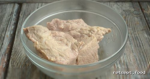 Фото приготовления рецепта: Томатный суп со свининой и рисом - шаг №3