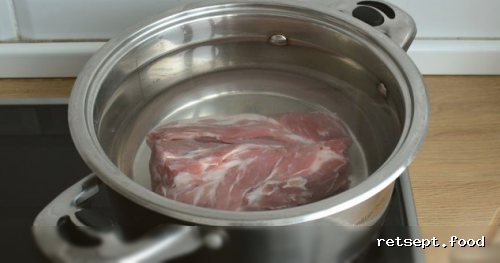 Фото приготовления рецепта: Томатный суп со свининой и рисом - шаг №2