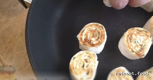 Фото приготовления рецепта: Закуска из лаваша с курицей и плавленым сыром - шаг №7