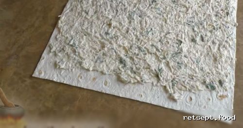 Фото приготовления рецепта: Закуска из лаваша с курицей и плавленым сыром - шаг №4