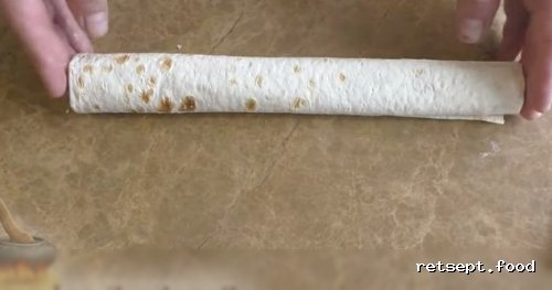 Фото приготовления рецепта: Закуска из лаваша с курицей и плавленым сыром - шаг №6