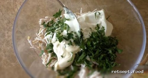 Фото приготовления рецепта: Закуска из лаваша с курицей и плавленым сыром - шаг №3