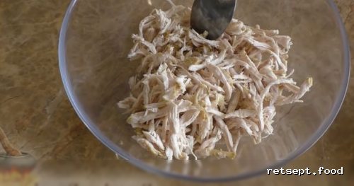 Фото приготовления рецепта: Закуска из лаваша с курицей и плавленым сыром - шаг №2