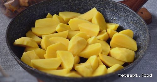 Фото приготовления рецепта: Жаркое из курицы с картошкой - шаг №7