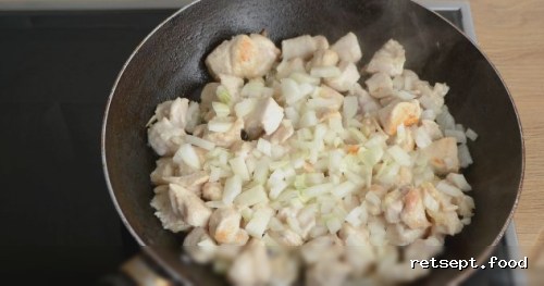 Фото приготовления рецепта: Жюльен с курицей и грибами - шаг №3