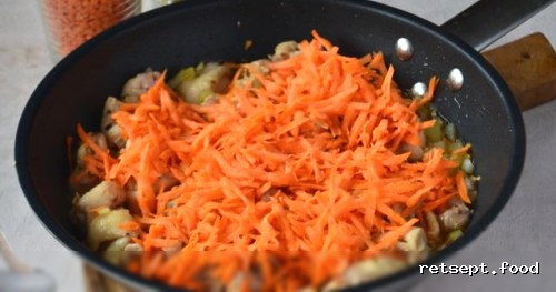 Фото приготовления рецепта: Чечевица с курицей и булгуром - шаг №6