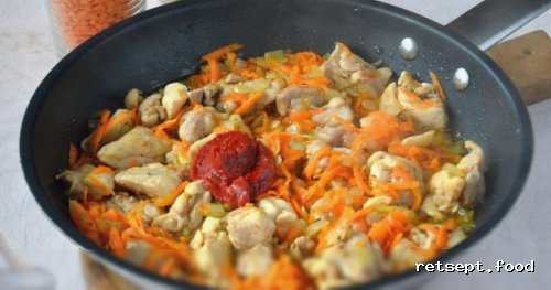 Фото приготовления рецепта: Чечевица с курицей и булгуром - шаг №7
