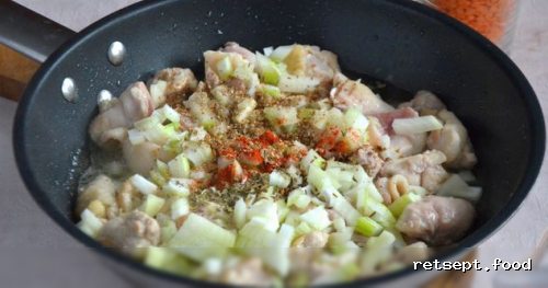 Фото приготовления рецепта: Чечевица с курицей и булгуром - шаг №5