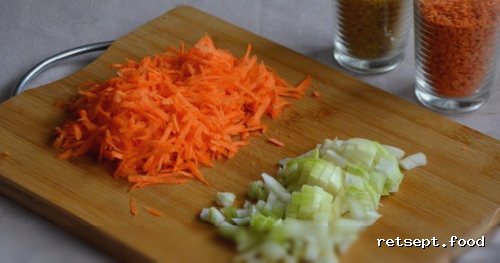 Фото приготовления рецепта: Чечевица с курицей и булгуром - шаг №4