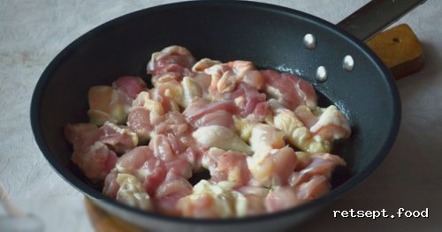 Фото приготовления рецепта: Чечевица с курицей и булгуром - шаг №3