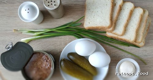 Фото приготовления рецепта: Гренки с тунцом, яйцами и маринованными огурцами - шаг №1