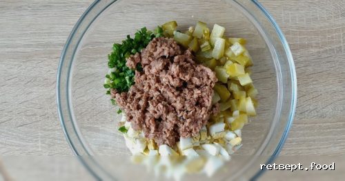 Фото приготовления рецепта: Гренки с тунцом, яйцами и маринованными огурцами - шаг №7