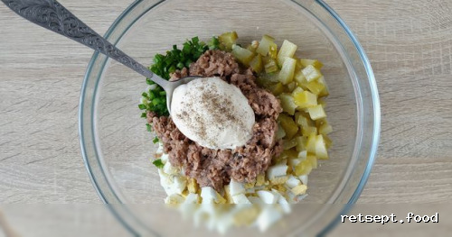 Фото приготовления рецепта: Гренки с тунцом, яйцами и маринованными огурцами - шаг №8