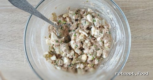 Фото приготовления рецепта: Гренки с тунцом, яйцами и маринованными огурцами - шаг №9