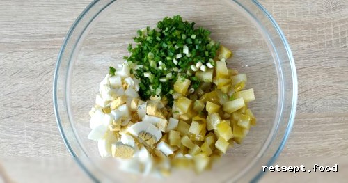 Фото приготовления рецепта: Гренки с тунцом, яйцами и маринованными огурцами - шаг №6