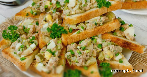 Фото приготовления рецепта: Гренки с тунцом, яйцами и маринованными огурцами - шаг №15