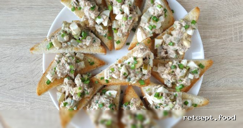 Фото приготовления рецепта: Гренки с тунцом, яйцами и маринованными огурцами - шаг №14