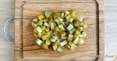 Фото приготовления рецепта: Гренки с тунцом, яйцами и маринованными огурцами - шаг №4