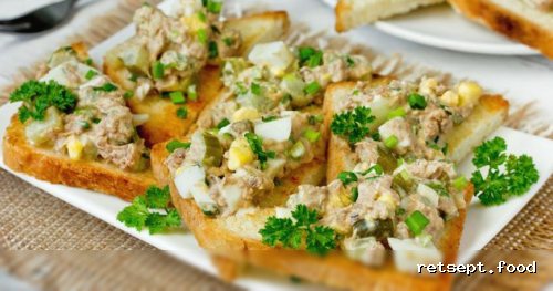 Фото приготовления рецепта: Гренки с тунцом, яйцами и маринованными огурцами - шаг №16