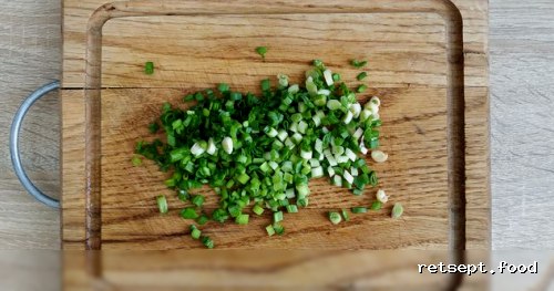 Фото приготовления рецепта: Гренки с тунцом, яйцами и маринованными огурцами - шаг №5