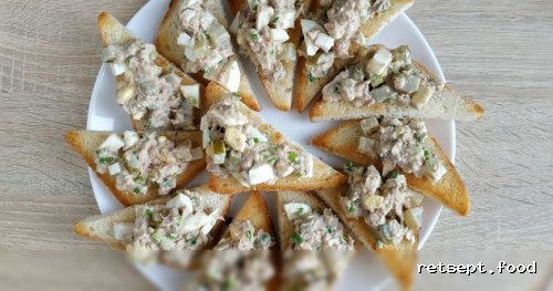 Фото приготовления рецепта: Гренки с тунцом, яйцами и маринованными огурцами - шаг №13