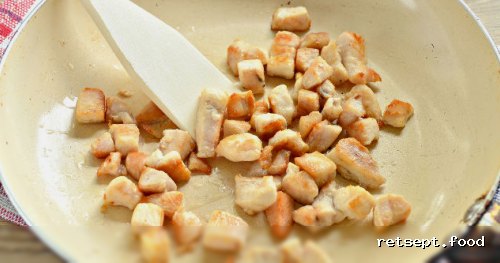 Фото приготовления рецепта: Хрустящий салат с ананасами и курицей - шаг №3