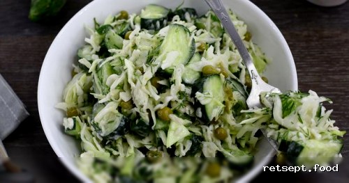 Фото приготовления рецепта: Капустный салат с огурцами и зелёным горошком - шаг №11