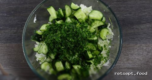 Фото приготовления рецепта: Капустный салат с огурцами и зелёным горошком - шаг №4