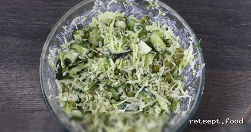 Фото приготовления рецепта: Капустный салат с огурцами и зелёным горошком - шаг №9