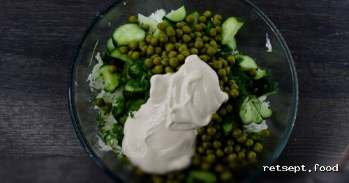 Фото приготовления рецепта: Капустный салат с огурцами и зелёным горошком - шаг №6